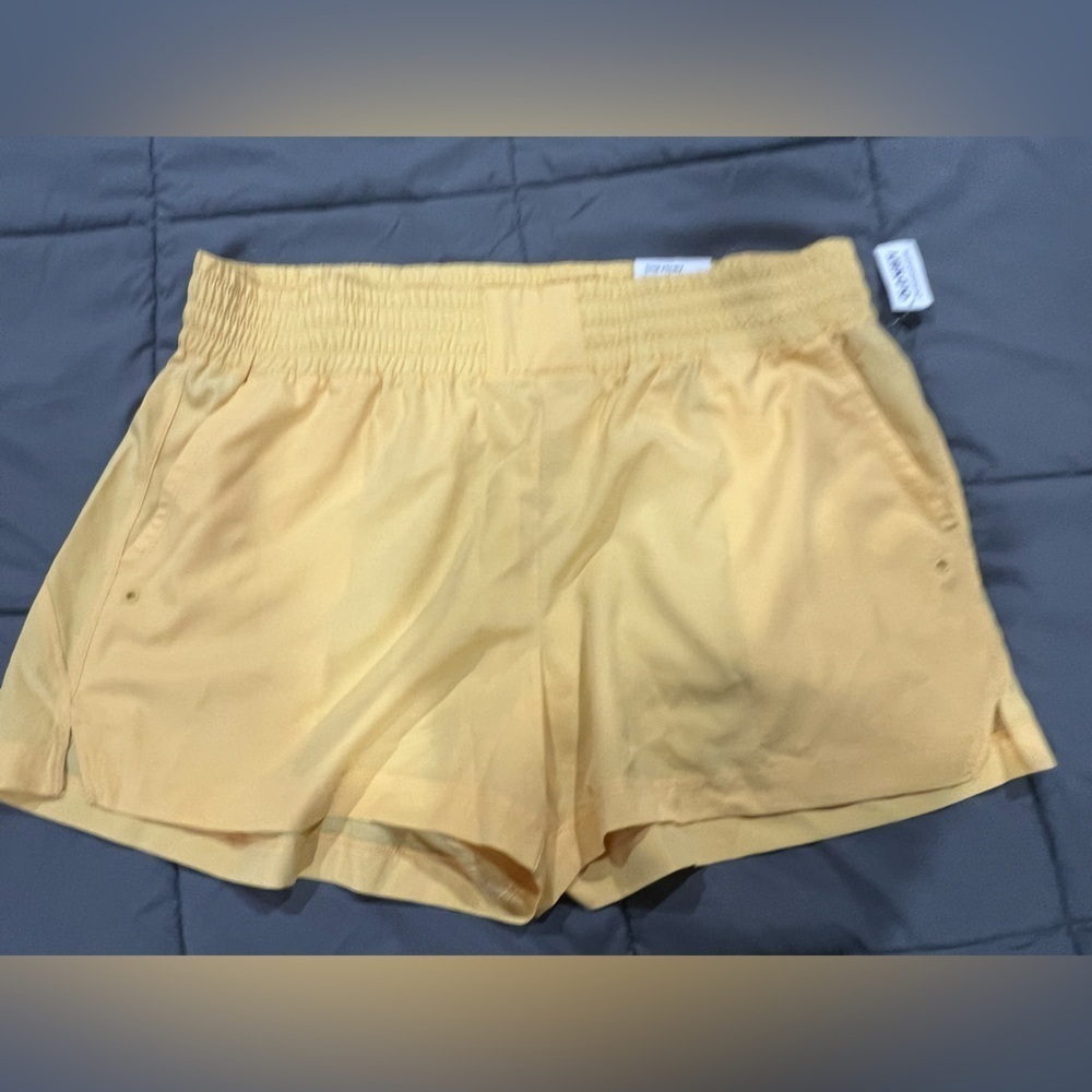 New NWT light yellow women’s running shorts old navy XL x-large